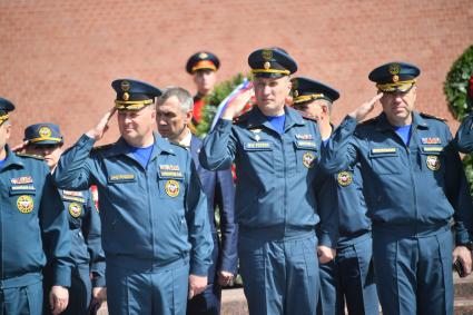 Москва. (слева направо) Директор Департамента оперативного управления МЧС Анатолий Елизаров, начальник Мобилизационного управления МЧС Игорь Дмитриев и директор Департамента гражданской обороны и защиты населения МЧС Олег Мануйло во время церемонии возложения венков к Могиле Неизвестного Солдата в День памяти и скорби в 81-ю годовщину начала Великой Отечественной войны.