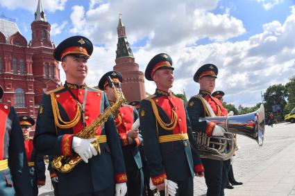 Москва. Военный образцовый оркестр Почетного караула во время церемонии возложения венков к Могиле Неизвестного Солдата в День памяти и скорби в 81-ю годовщину начала Великой Отечественной войны.