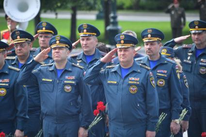 Москва. (справа налево в первом ряду) Директор Департамента оперативного управления МЧС Анатолий Елизаров и директор Департамента гражданской обороны и защиты населения МЧС Олег Мануйло во время церемонии возложения венков к Могиле Неизвестного Солдата в День памяти и скорби в 81-ю годовщину начала Великой Отечественной войны.