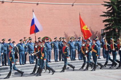 Москва. Члены Коллегии МЧС России во время церемонии возложения венков к Могиле Неизвестного Солдата в День памяти и скорби в 81-ю годовщину начала Великой Отечественной войны.