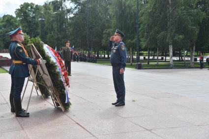 Москва. Заместитель министра МЧС Николай Гречушкин во время церемонии возложения венков к Могиле Неизвестного Солдата в День памяти и скорби в 81-ю годовщину начала Великой Отечественной войны.