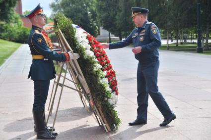 Москва. Заместитель министра МЧС Николай Гречушкин во время церемонии возложения венков к Могиле Неизвестного Солдата в День памяти и скорби в 81-ю годовщину начала Великой Отечественной войны.