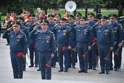 Москва. (слева направо в первом ряду) Председатель Центрального совета ветеранов МЧС Шамсутдин Дагиров и заместитель министра МЧС Илья Денисов во время церемонии возложения венков к Могиле Неизвестного Солдата в День памяти и скорби в 81-ю годовщину начала Великой Отечественной войны.