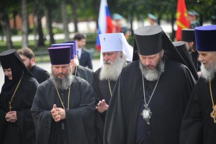 Москва. Патриарший наместник Московской митрополии митрополит Крутицкий и Коломенский Павел (в белом клобуке) во время церемонии возложения венков к Могиле Неизвестного Солдата в День памяти и скорби в 81-ю годовщину начала Великой Отечественной войны.