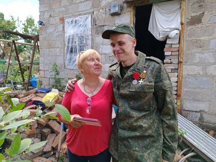 Донецкая область. г.Волноваха. Механик-водитель танка Т-72 армии ДНР Евгений Донченко и жительница Волновахи Светлана Щербина, спасшая от украинских боевиков контуженного Евгения, две недели скрывая его в собственном доме.