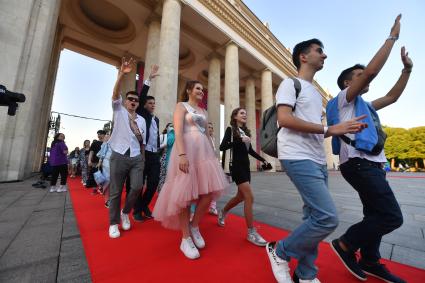 Москва. Выпускники идут по красной ковровой дорожке в Парк Горького во время общегородского выпускного.