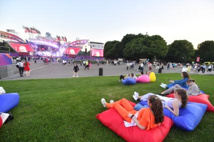 Москва. Выпускники во время общегородского выпускного в Парке Горького.