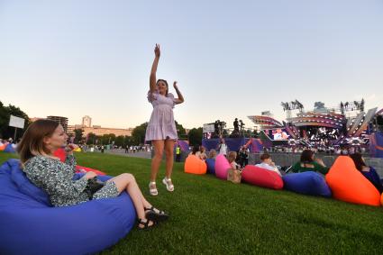 Москва. Выпускники во время общегородского выпускного в Парке Горького.