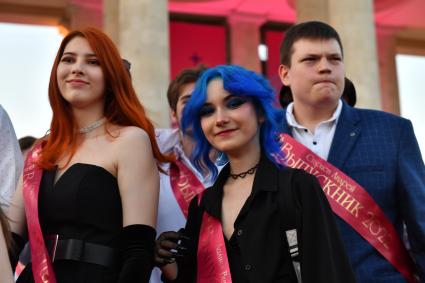Москва. Выпускники идут по красной ковровой дорожке в Парк Горького во время общегородского выпускного.