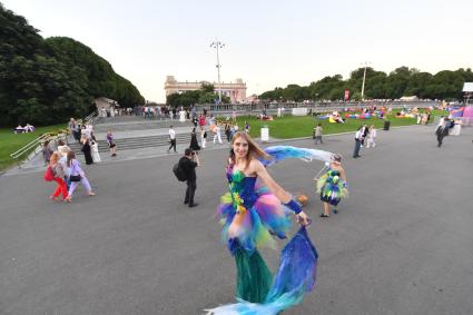 Москва. Аниматоры в Парк Горького во время общегородского выпускного.