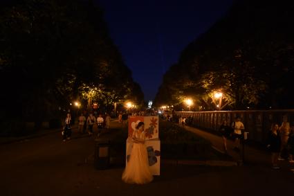 Москва. Выпускница на общегородском выпускном в Парке Горького.