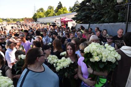 Москва. Церемония прощания с певцом Юрием Шатуновым в зале на Троекуровском кладбище.