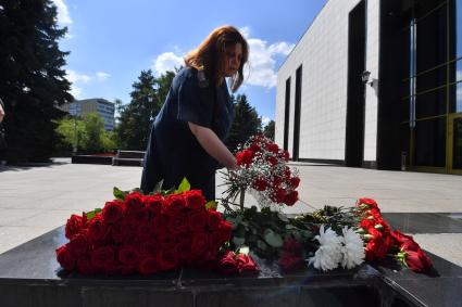 Москва. У прощального зала на Троекуровском кладбище, где должна была пройти церемония прощания с певцом Пьером Нарциссом. Церемонию перенесли с 25 на 29 июня.