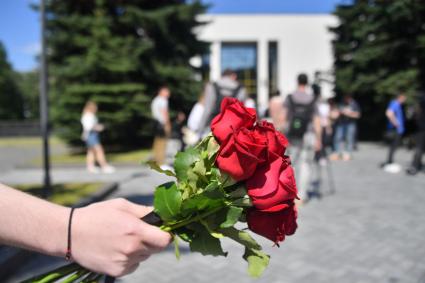 Москва. У прощального зала на Троекуровском кладбище, где должна была пройти церемония прощания с певцом Пьером Нарциссом. Церемонию перенесли с 25 на 29 июня.