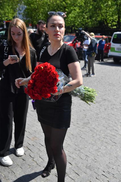 Москва. Продюсер Милена Дейнега у прощального зала на Троекуровском кладбище, где должна была пройти церемония прощания с певцом Пьером Нарциссом. Церемонию перенесли с 25 на 29 июня.