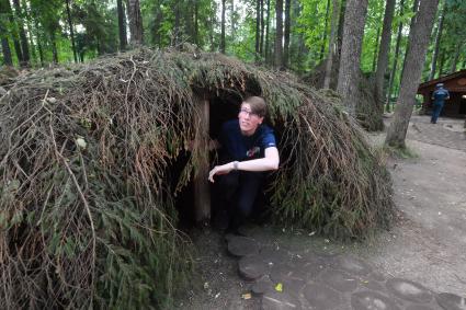 Московская область. Школьники, принимающие участие в патриотической акции `Поезд памяти` посетили Партизанскую деревню  в парке `Патриот`.