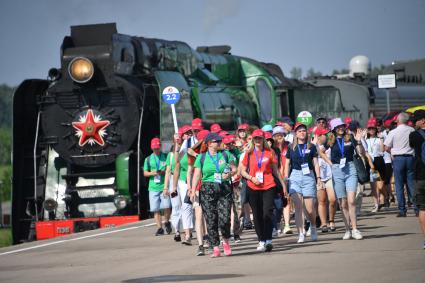 Московская область. Школьники, принимающие участие в патриотической акции `Поезд памяти`прибыли на станцию Кубинка в парк `Патриот`.