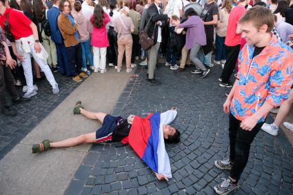 Санкт-Петербург. Молодые люд на Дворцовой площади во время праздника выпускников `Алые паруса`.