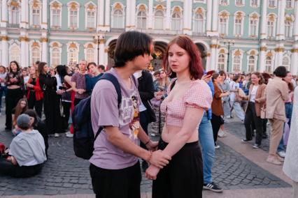 Санкт-Петербург.  Молодые люди на Дворцовой площади перед началом праздника  выпускников`Алые паруса`.