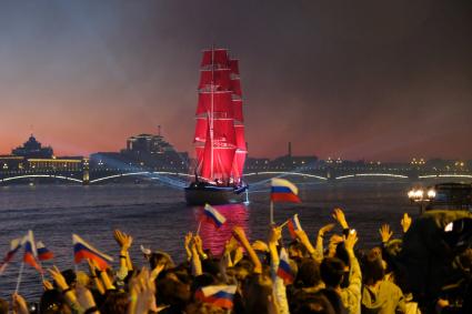 Санкт-Петербург. Торжественный проход брига `Россия` на празднике выпускников`Алые паруса` в акватории Невы.