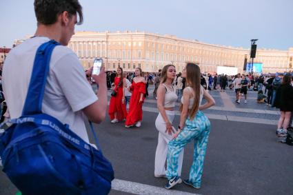 Санкт-Петербург. Девушки на Дворцовой площади перед началом праздника выпускников`Алые паруса`.