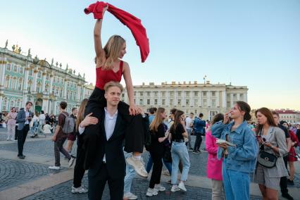 Санкт-Петербург.  Девушки на Дворцовой площади перед началом праздника  выпускников`Алые паруса`.