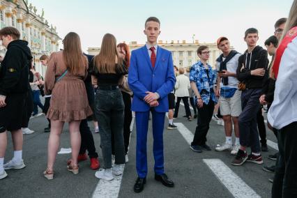 Санкт-Петербург.  Молодые люди на Дворцовой площади перед началом праздника  выпускников`Алые паруса`.