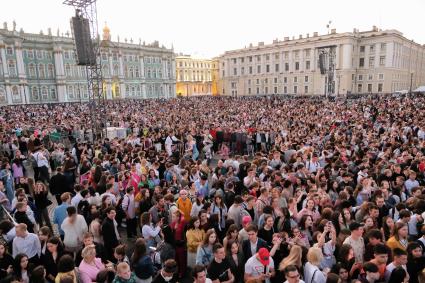 Санкт-Петербург.  Молодые люди на Дворцовой площади перед началом праздника  выпускников`Алые паруса`.