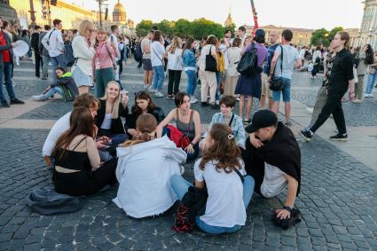 Санкт-Петербург.  Молодые люди на Дворцовой площади перед началом праздника  выпускников`Алые паруса`.