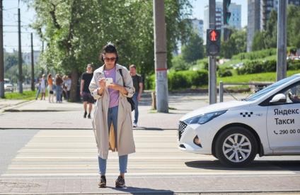 Пермь.  Девушка с мобильным телефоном на пешеходном переходе.