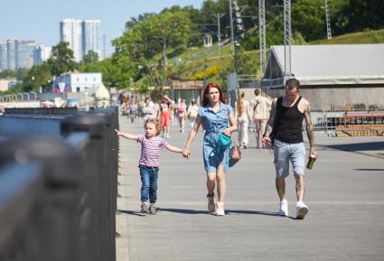 Пермь.  Пешеходы на улице.