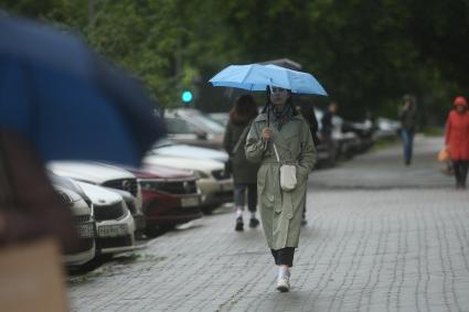 Екатеринбург. Горожане во время дождя