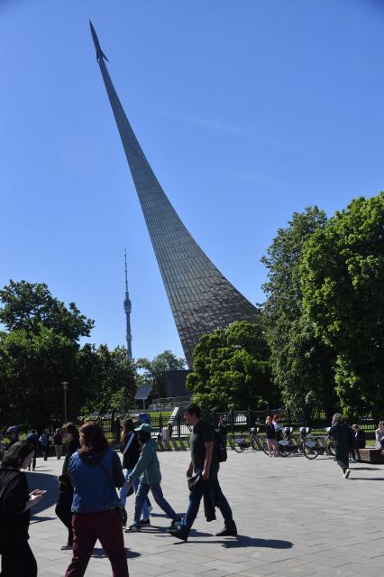 Москва. Монумент покорителям космоса на ВДНХ.