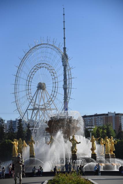 Москва. Фонтан `Дружба народов` на ВДНХ.