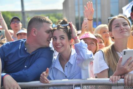 Москва. Зрители на  музыкальном фестивале `Звезды Русского Радио`в Лужниках.