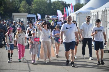 Москва.  Зрители  идут на  музыкальный  фестиваль `Звезды Русского Радио`в Лужниках.