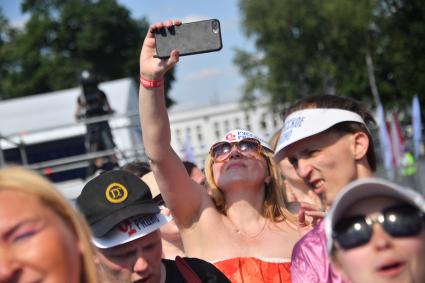 Москва. Зрители на музыкальном фестивале `Звезды Русского Радио`в Лужниках.