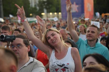 Москва. Зрители на   музыкальном фестивале `Звезды Русского Радио`в Лужниках.