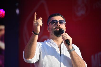 Москва. Певец Алексей Чумаков на музыкальном фестивале `Звезды Русского Радио`в Лужниках.