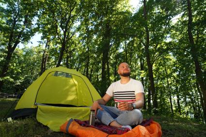 Самара. Мужчина с палаткой отдыхает на природе.