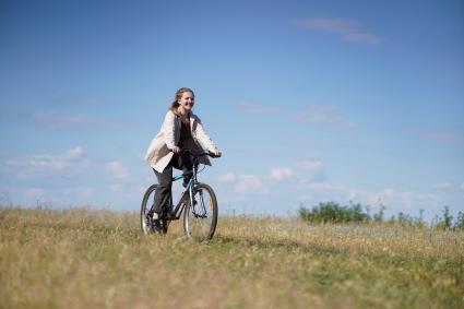 Самара. Девушка едет на велосипеде.
