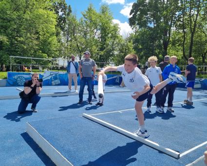 Москва. В Парке физкультуры и спорта `Динамо`  открылась старейшая площадка для игры в `Городки`.