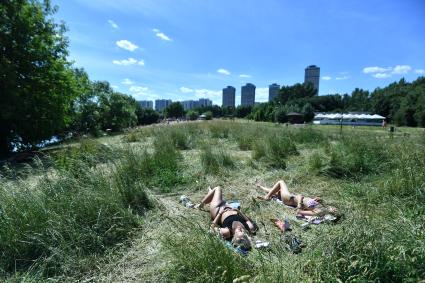 Москва.  Девушкии загорают на пляже в Строгино.