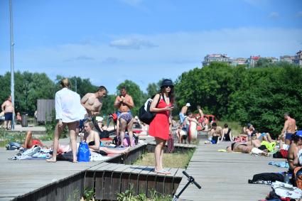 Москва.  Москвичи купаются и загорают на пляже в Строгино.