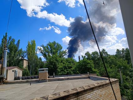 Донецк. Вид на роддом во время обстрела ВСУ.