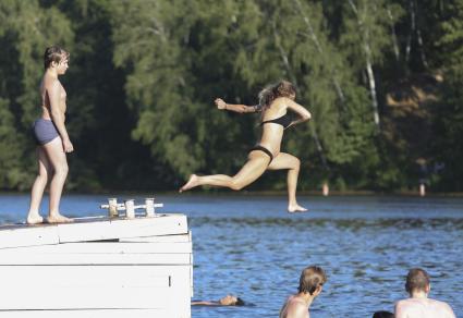 Москва.  Девушка прыгает в воду.