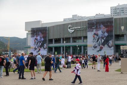 Красноярск. Болельщики перед началом Матча мировых звезд хоккея на `Платинум Арене` и прощального матча Александра Семина.