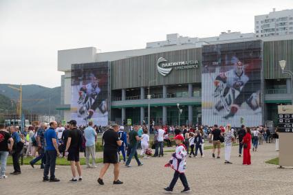 Красноярск.  Болельщики перед началом Матча мировых звезд хоккея на `Платинум Арене` и прощального  матча  Александра Семина.