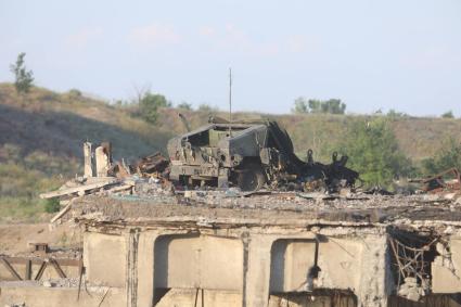 Луганская область. г.Лисичанск. Мост, соединяющий Лисичанск и Северодонецк, разбитый армией ЛНР отрезл пути к отходу северодонецкому гарнизону армии ВСУ. Союзные подразделения ВС РФ и Народной милиции ЛНР 2 июля освободили город Лисичанск.