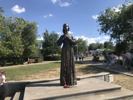 Нововоронеж. Новый памятние Аленке установили в центральном парке.
Предыдущий арт-объект был демонтирован 21 декабря 2020 года, спустя три дня после его установки.